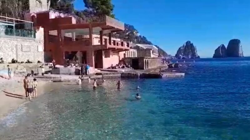 Feste di fine anno con tuffi e tintarella fuori stagione a Capri: il video da Marina Piccola