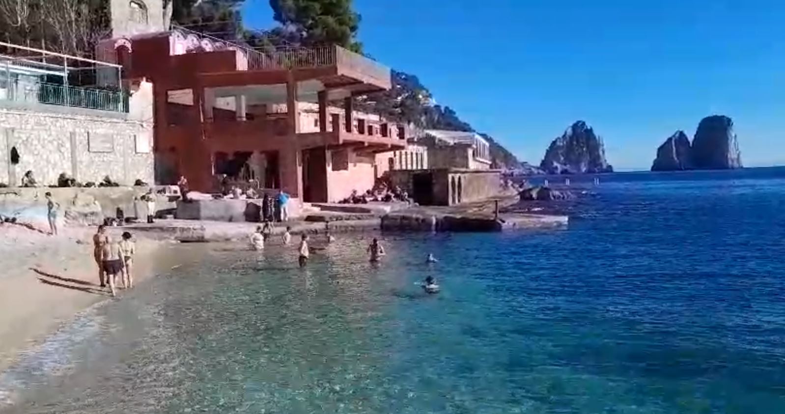 Feste di fine anno con tuffi e tintarella fuori stagione a Capri: il video da Marina Piccola