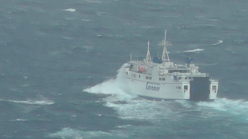 Video: la nave Caremar nel mare in tempesta fra Capri e Napoli