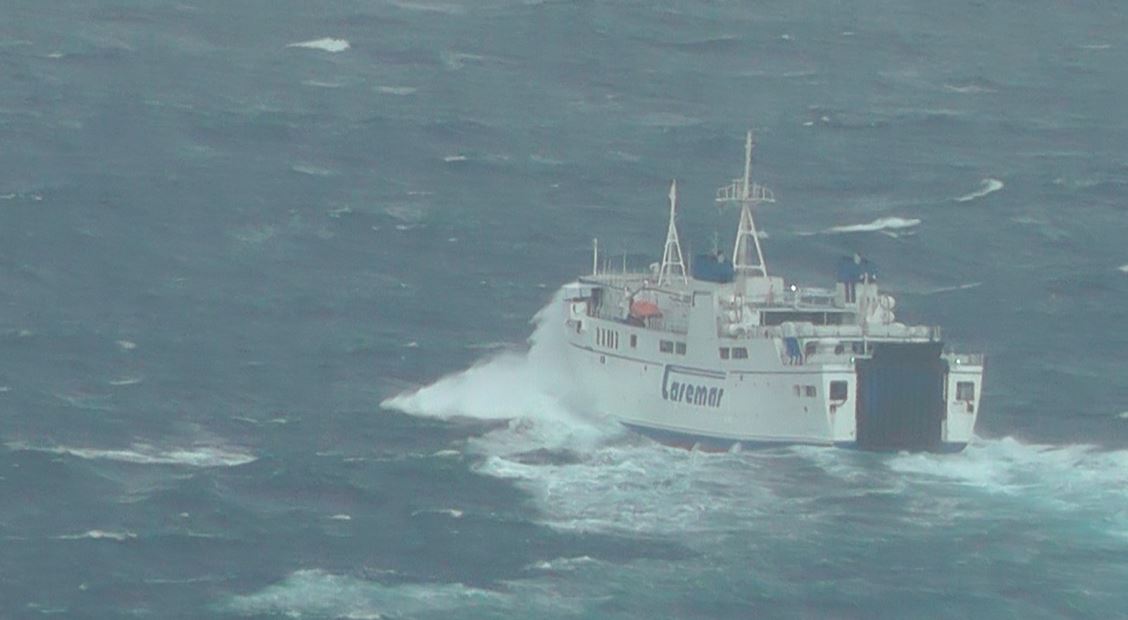 Video: la nave Caremar nel mare in tempesta fra Capri e Napoli