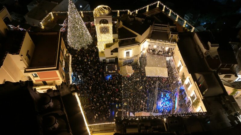 Capri s’illumina: accensione delle luci di Natale tra festa, musica e speranza in una piazza gremita (video)