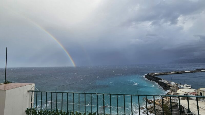 L’arcobaleno dell’Immacolata a Capri sul mare increspato