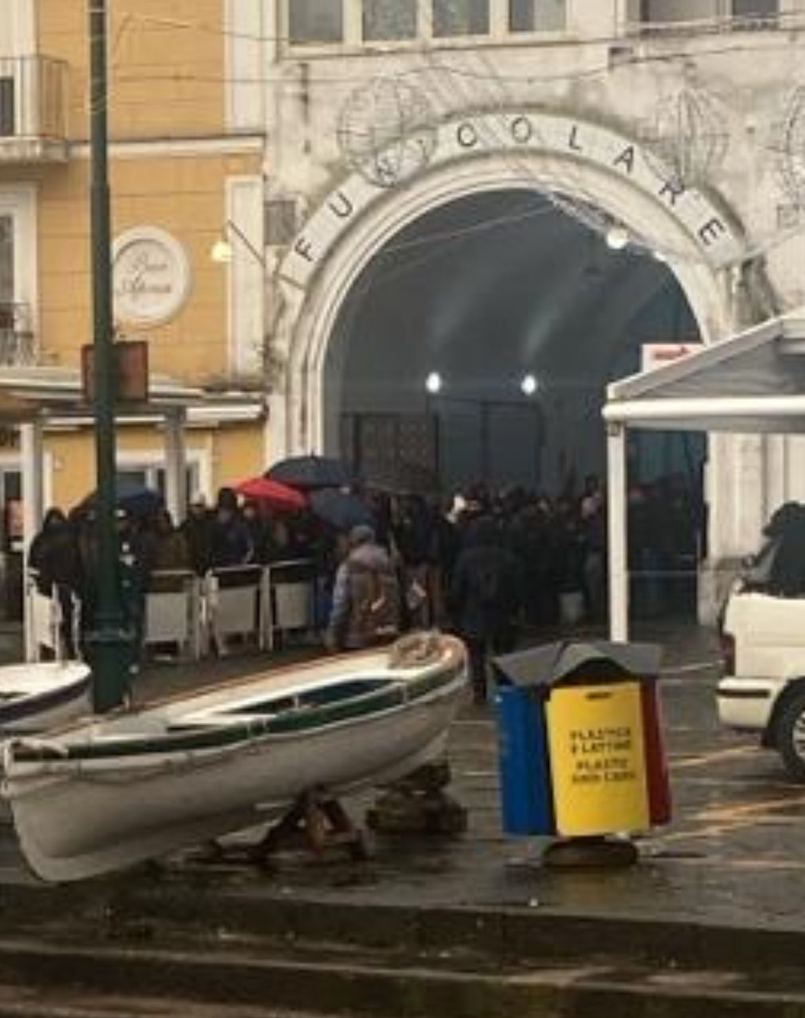 Servizio sostitutivo funicolare insufficiente, lunghissime attese. Il sindaco: “La fila della vergogna”