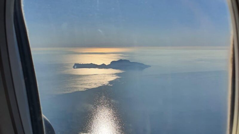 Curiosità: l’isola di Capri dall’oblò di un aereo proveniente da Dubai