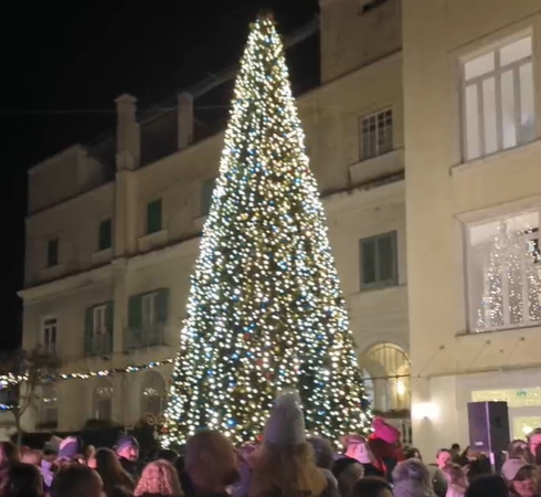 Natale: l’accensione delle luminarie ad Anacapri (video)