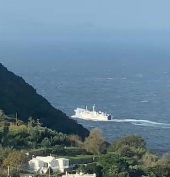 Maltempo: traversata da brividi del traghetto Naiade al largo di Capri (video)