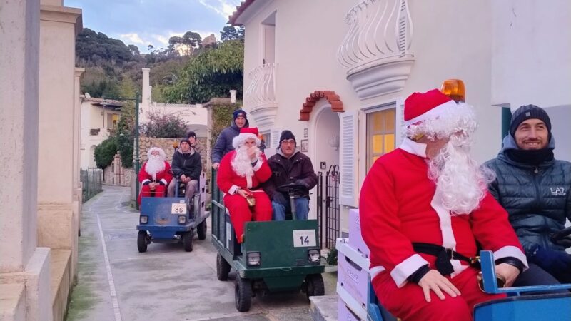 La carovana di Babbo Natale tra le vie della contrada di Tiberio