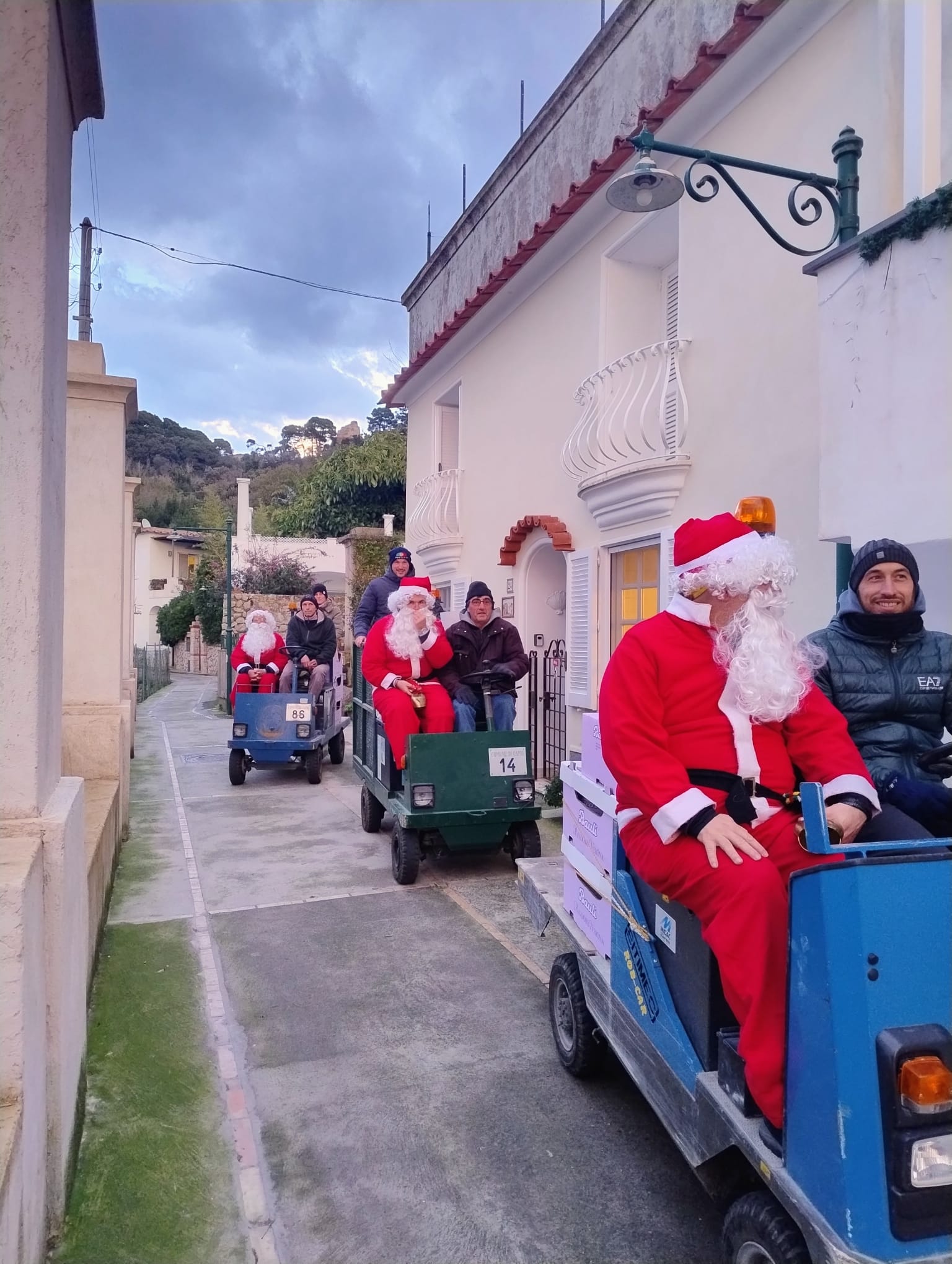 La carovana di Babbo Natale tra le vie della contrada di Tiberio