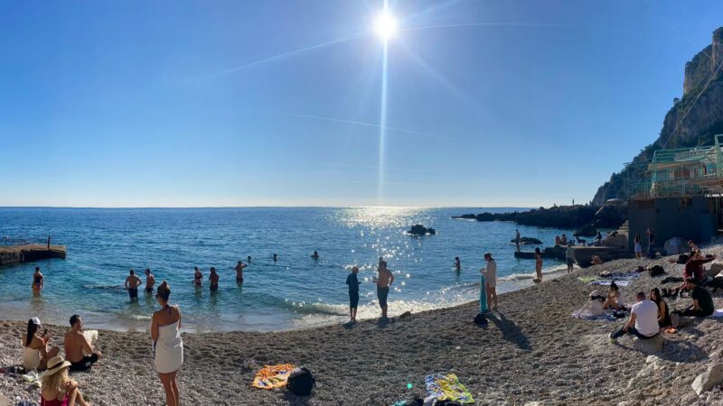 A mare e in spiaggia a Capri anche in inverno: Marina Piccola si presenta così (photogallery)