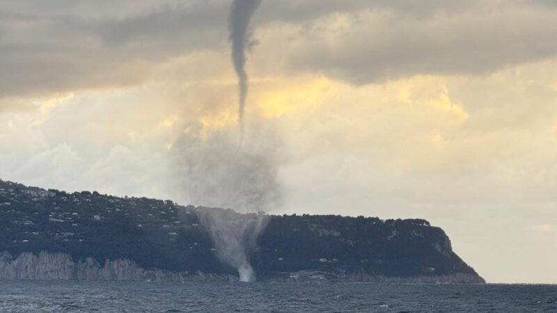 Maltempo: le straordinarie immagini della tromba marina lungo la costa dell’isola di Capri