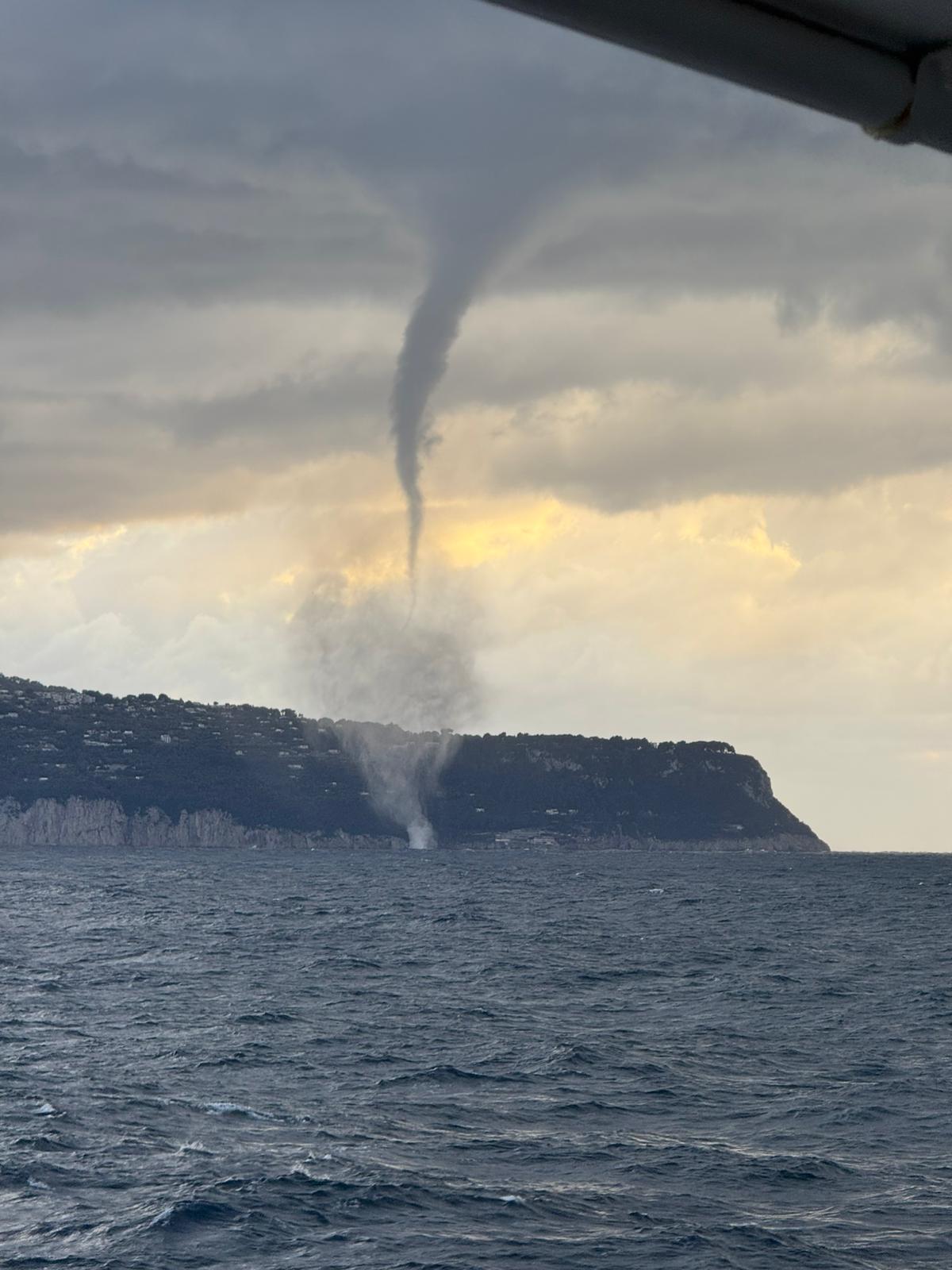 Maltempo: le straordinarie immagini della tromba marina lungo la costa dell’isola di Capri