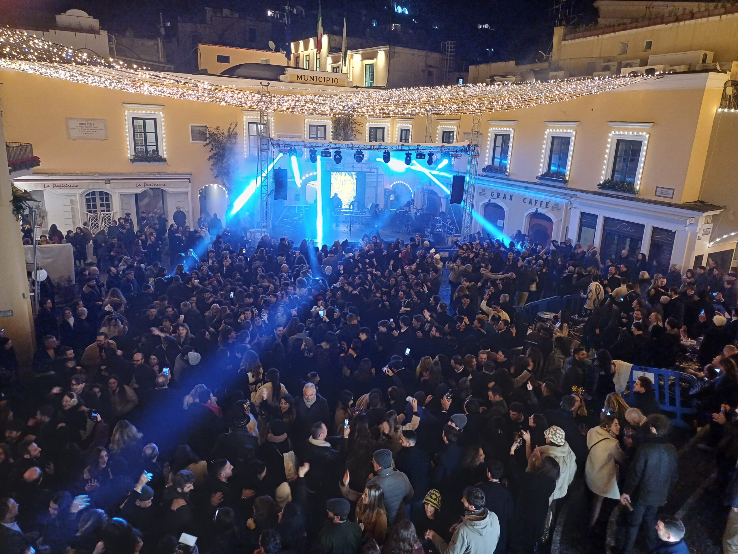 Benvenuto 2025! Video e foto della festa di Capodanno nella Piazzetta di Capri