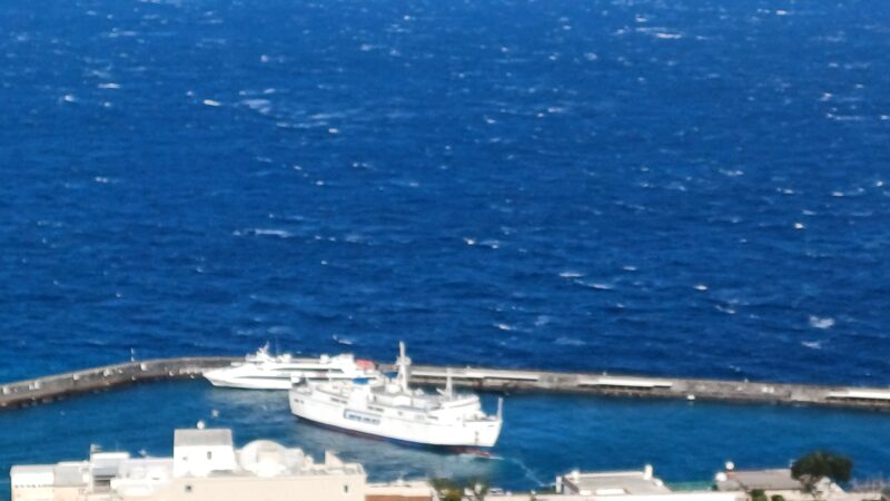 Forte vento, difficoltà per la nave Caremar in ingresso nel porto di Capri (video e foto)