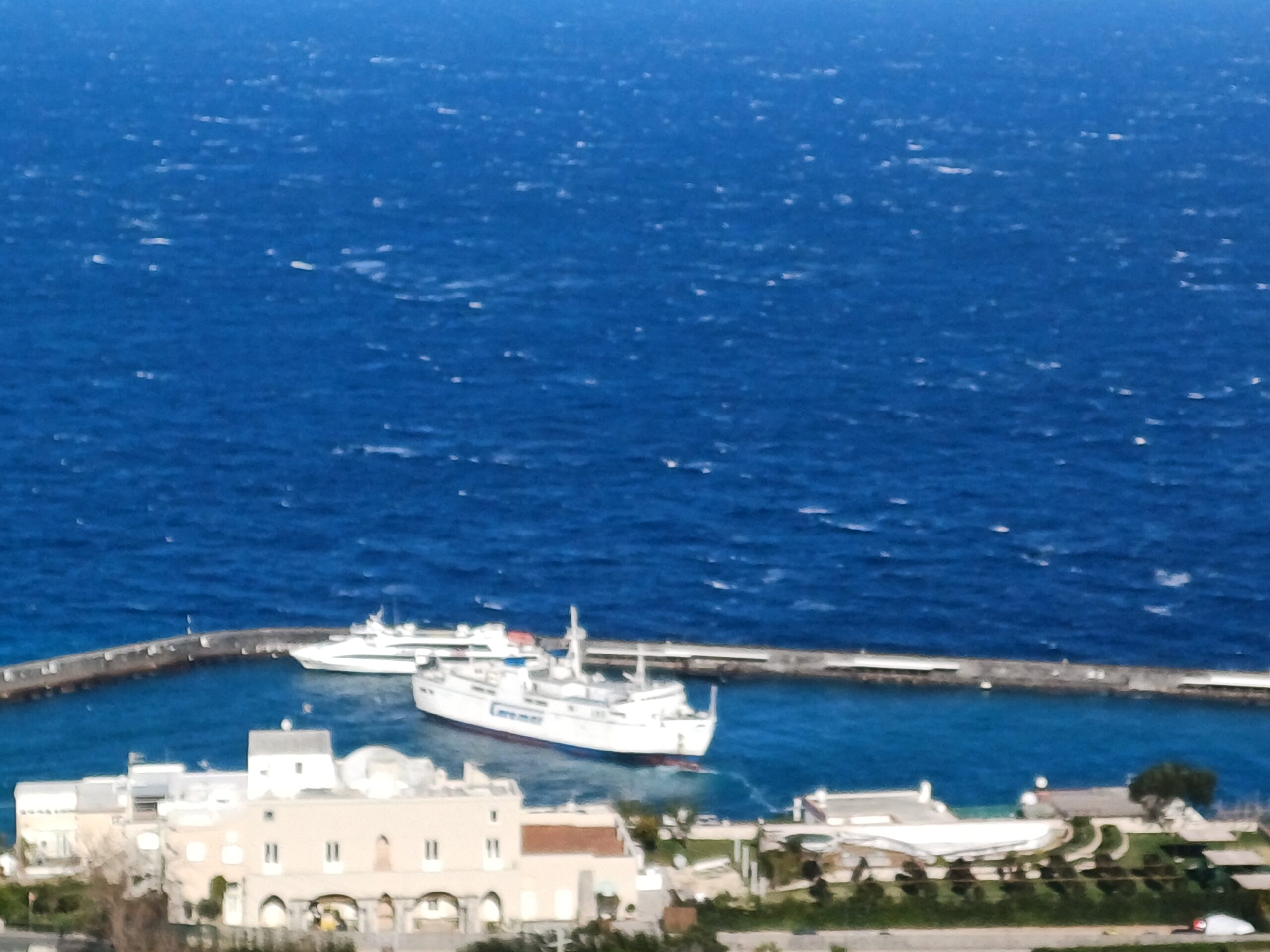 Forte vento, difficoltà per la nave Caremar in ingresso nel porto di Capri (video e foto)