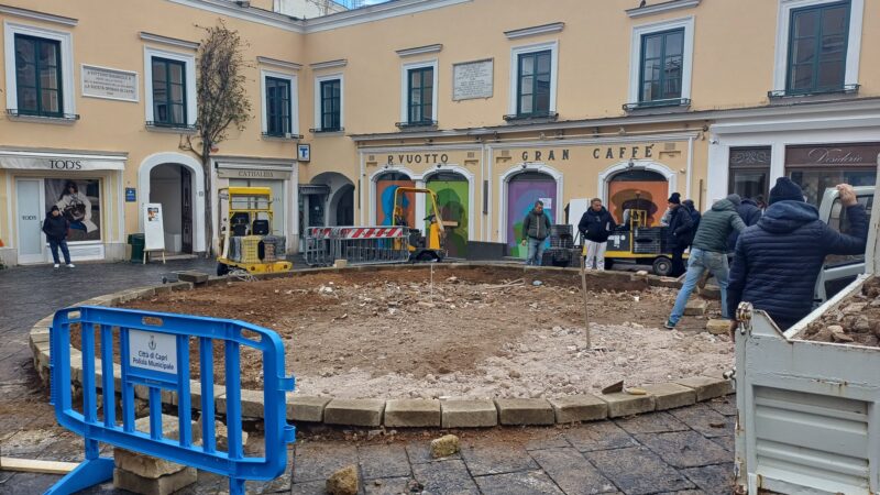 Preparativi in corso nella Piazzetta di Capri per il falò di San Sebastiano