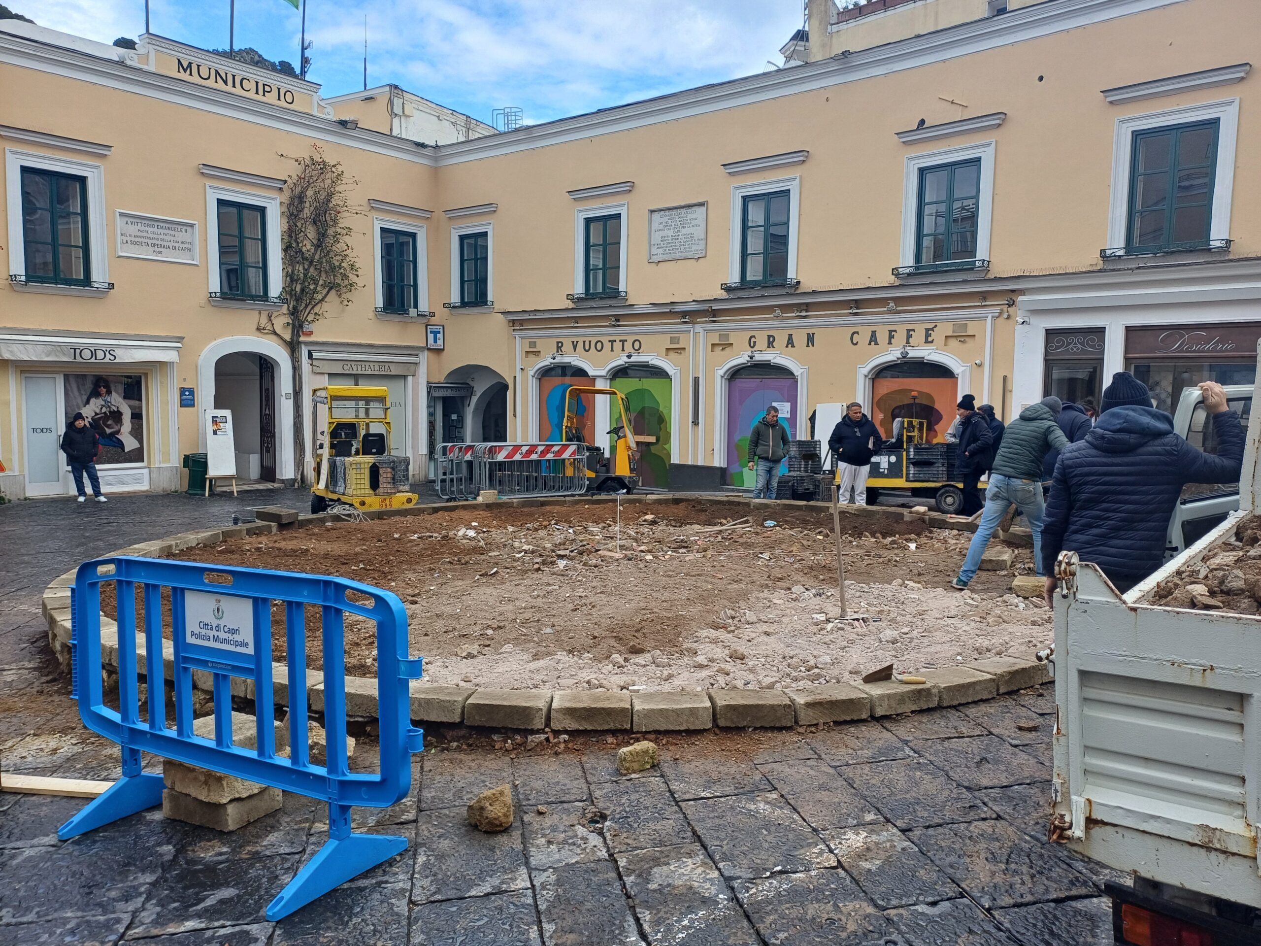 Preparativi in corso nella Piazzetta di Capri per il falò di San Sebastiano