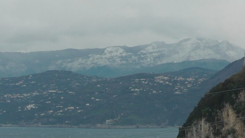 Tanta neve sulle alture della Campania: il Faito e il Vesuvio imbiancati visti da Capri (video)