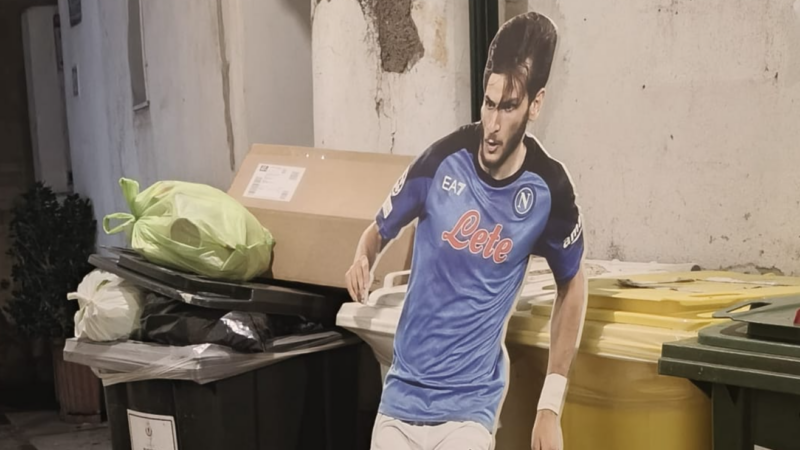 Tifosi del Napoli delusi gettano la sagoma di Kvara tra i rifiuti a Capri