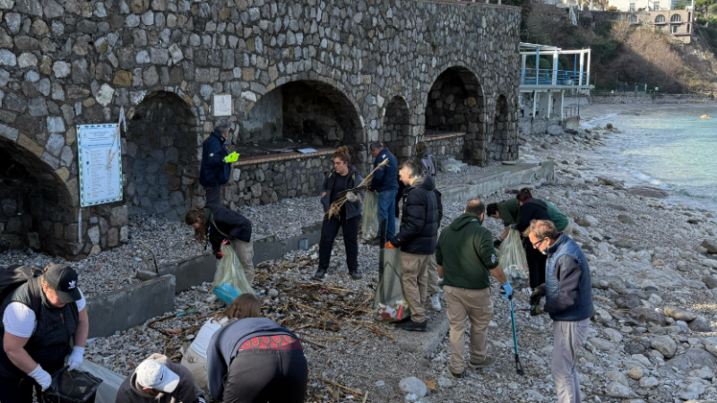 Pulizia della spiaggia di Marina Grande: in azione i volontari tra cui moltissimi giovani di Capri (photogallery)