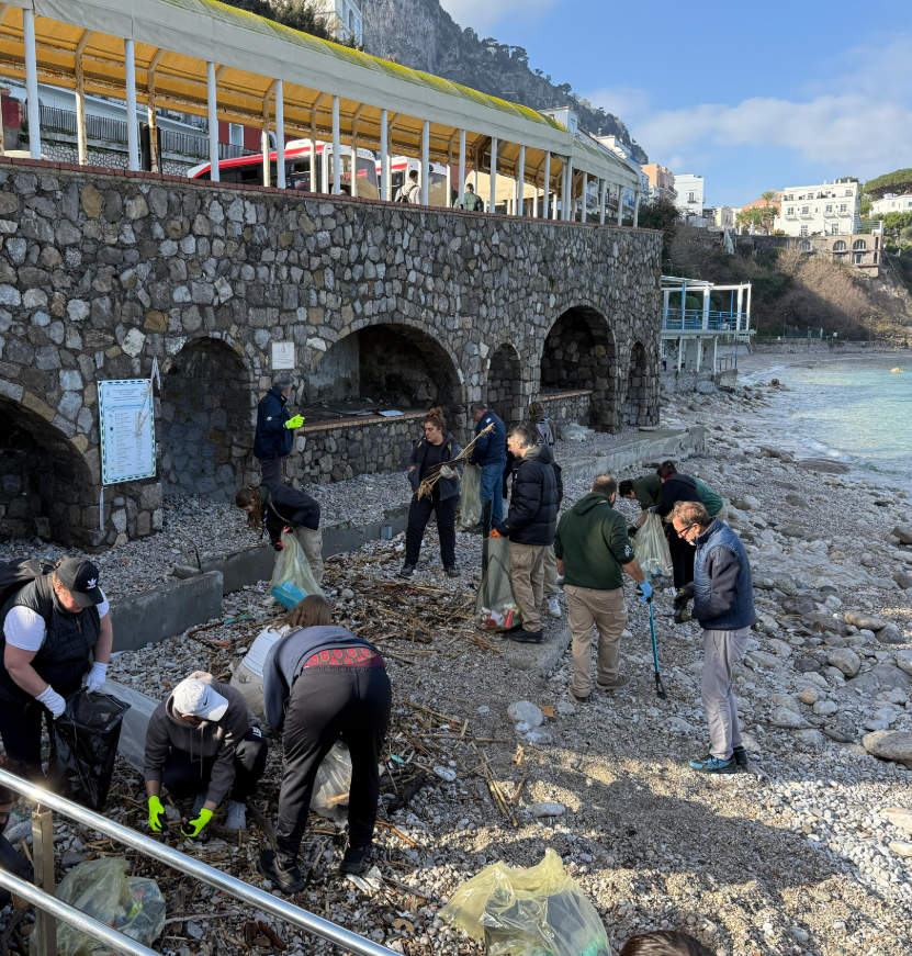 Pulizia della spiaggia di Marina Grande: in azione i volontari tra cui moltissimi giovani di Capri (photogallery)