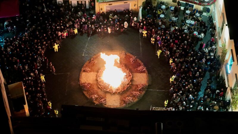 Torna il tradizionale falò di San Sebastiano a Capri, folla in Piazzetta (photogallery)