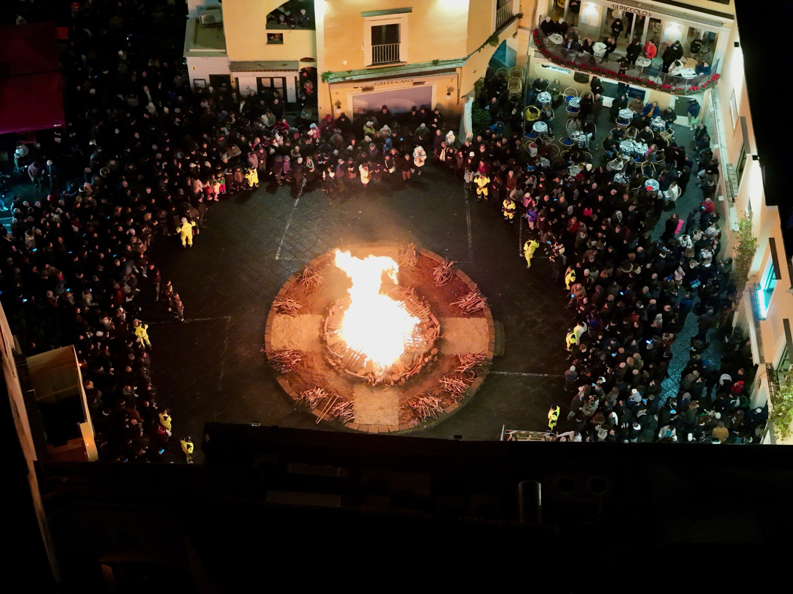 Torna il tradizionale falò di San Sebastiano a Capri, folla in Piazzetta (photogallery)