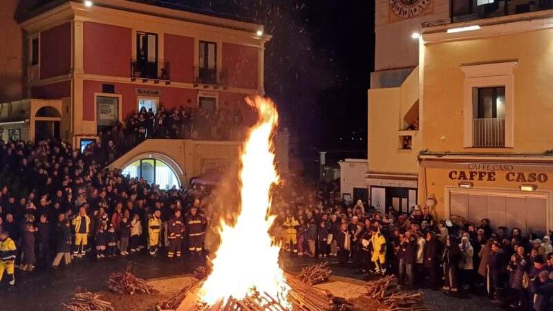 Il video del “fucarazzo” nella Piazzetta di Capri e l’intervista al sindaco sulla riscoperta delle tradizioni