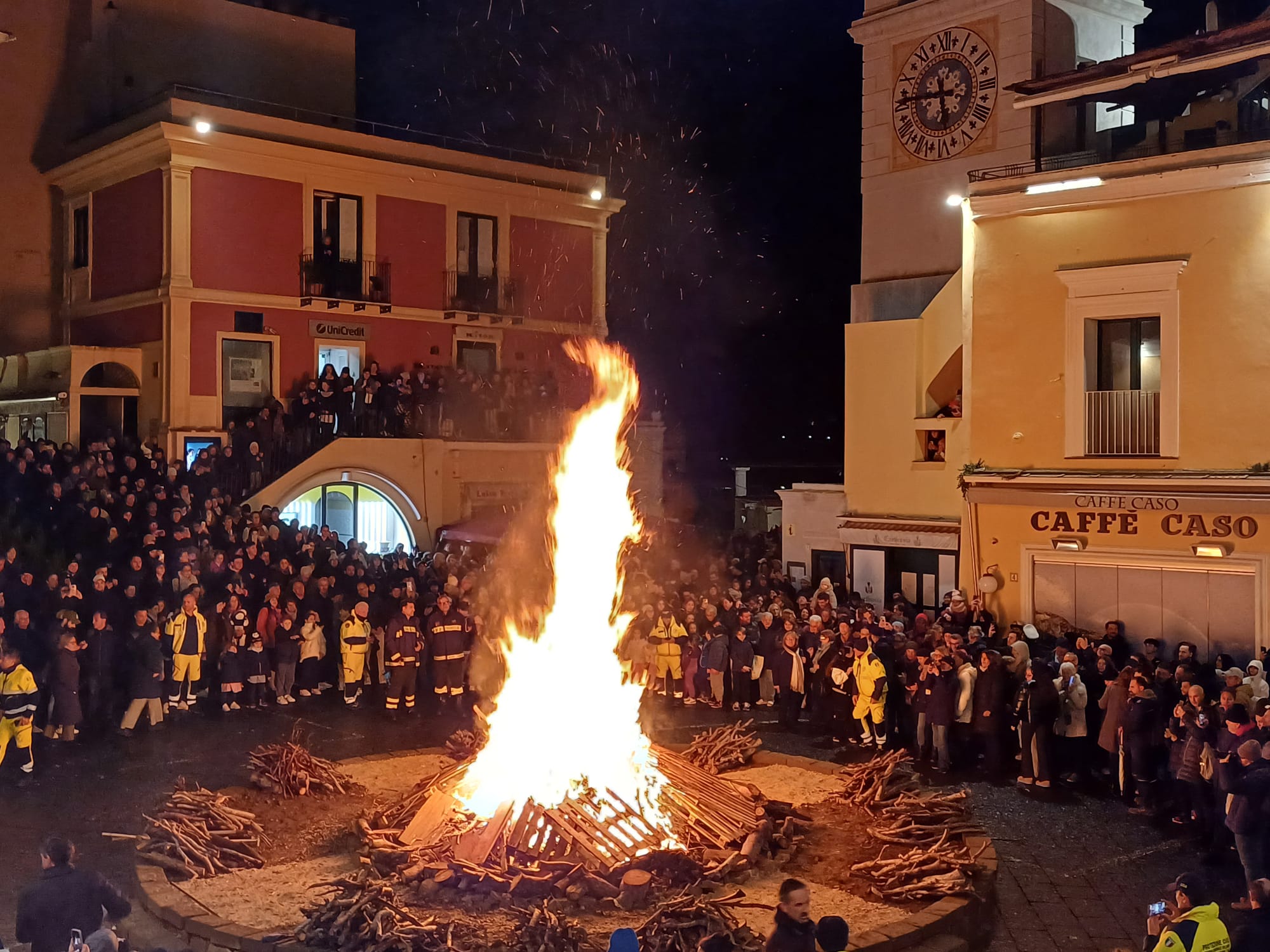 Il video del “fucarazzo” nella Piazzetta di Capri e l’intervista al sindaco sulla riscoperta delle tradizioni