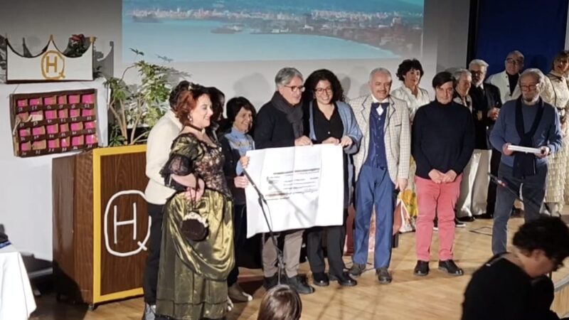 Teatro, l’Arianis fa sold out: raccolti 5.751 euro in beneficenza. E l’amministrazione di Capri “premia” la compagnia per i suoi 50 anni (video e foto)