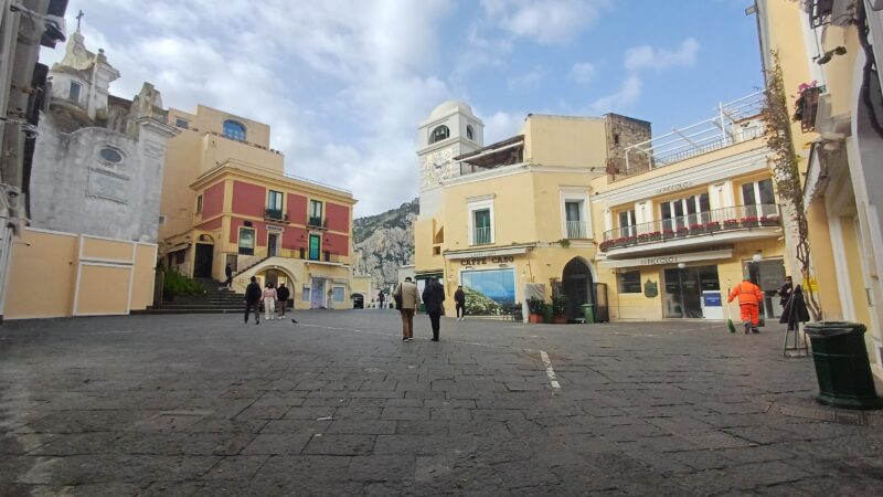 Le foto del giorno: domenica di febbraio nella Piazzetta di Capri semideserta