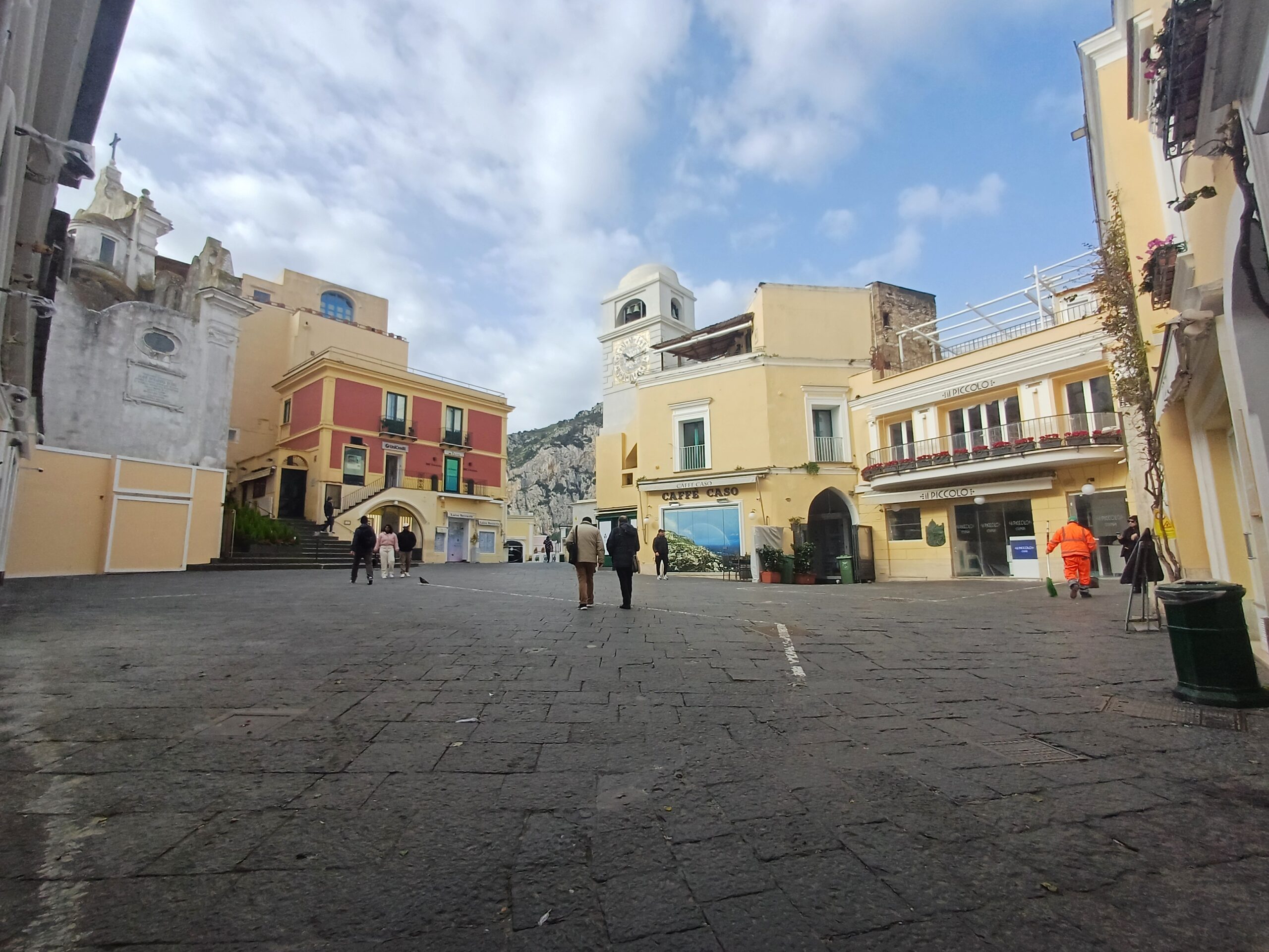 Le foto del giorno: domenica di febbraio nella Piazzetta di Capri semideserta