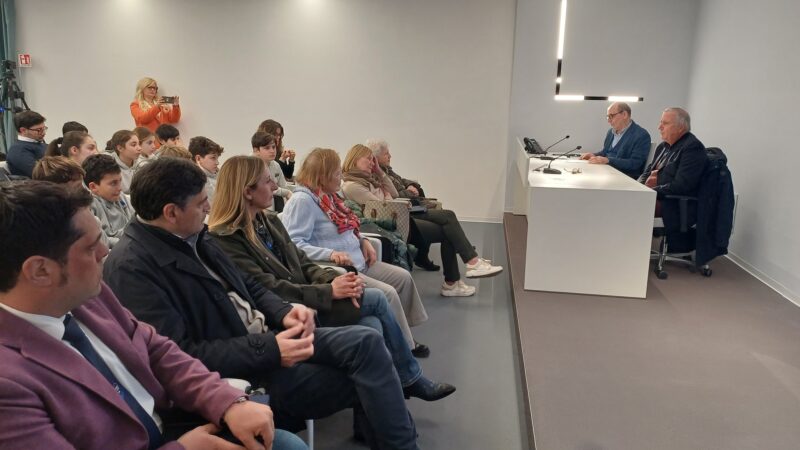 A Capri Dario Vassallo presenta agli studenti il libro-favola su Maratea e la foca monaca (foto e video)