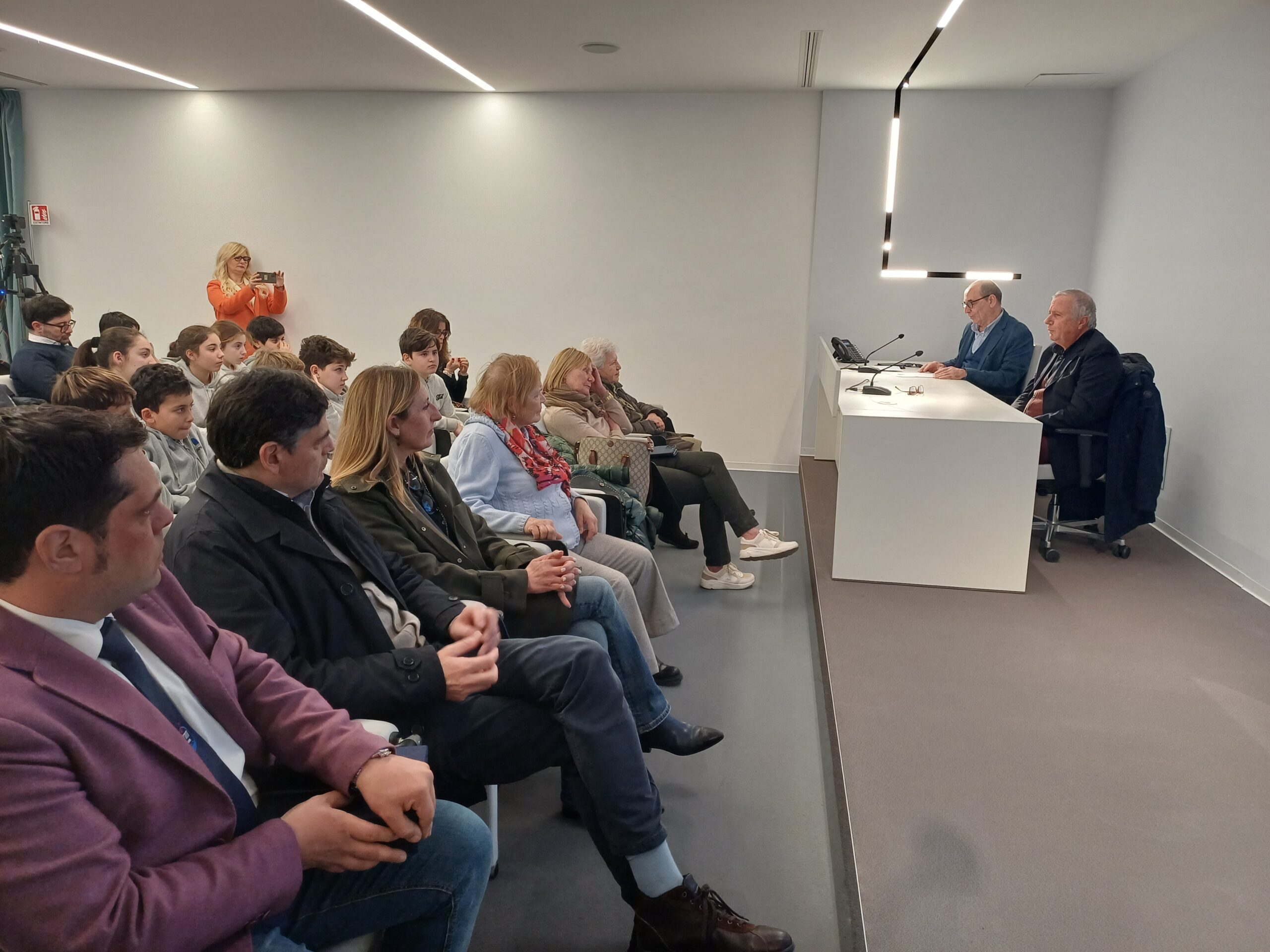 A Capri Dario Vassallo presenta agli studenti il libro-favola su Maratea e la foca monaca (foto e video)