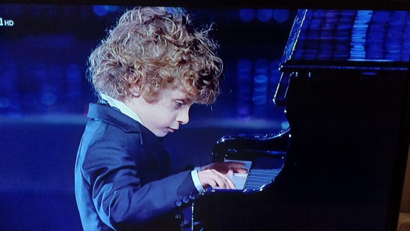 Al Festival di Sanremo straordinaria esibizione al pianoforte di Alessandro Gervasi, l’enfant prodige che interpreta il piccolo Peppino di Capri nel film tv “Champagne”