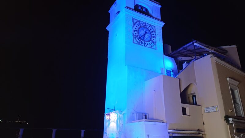 Giornata Mondiale della sindrome di Angelman: il campanile di Capri si illumina di blu (foto e video)