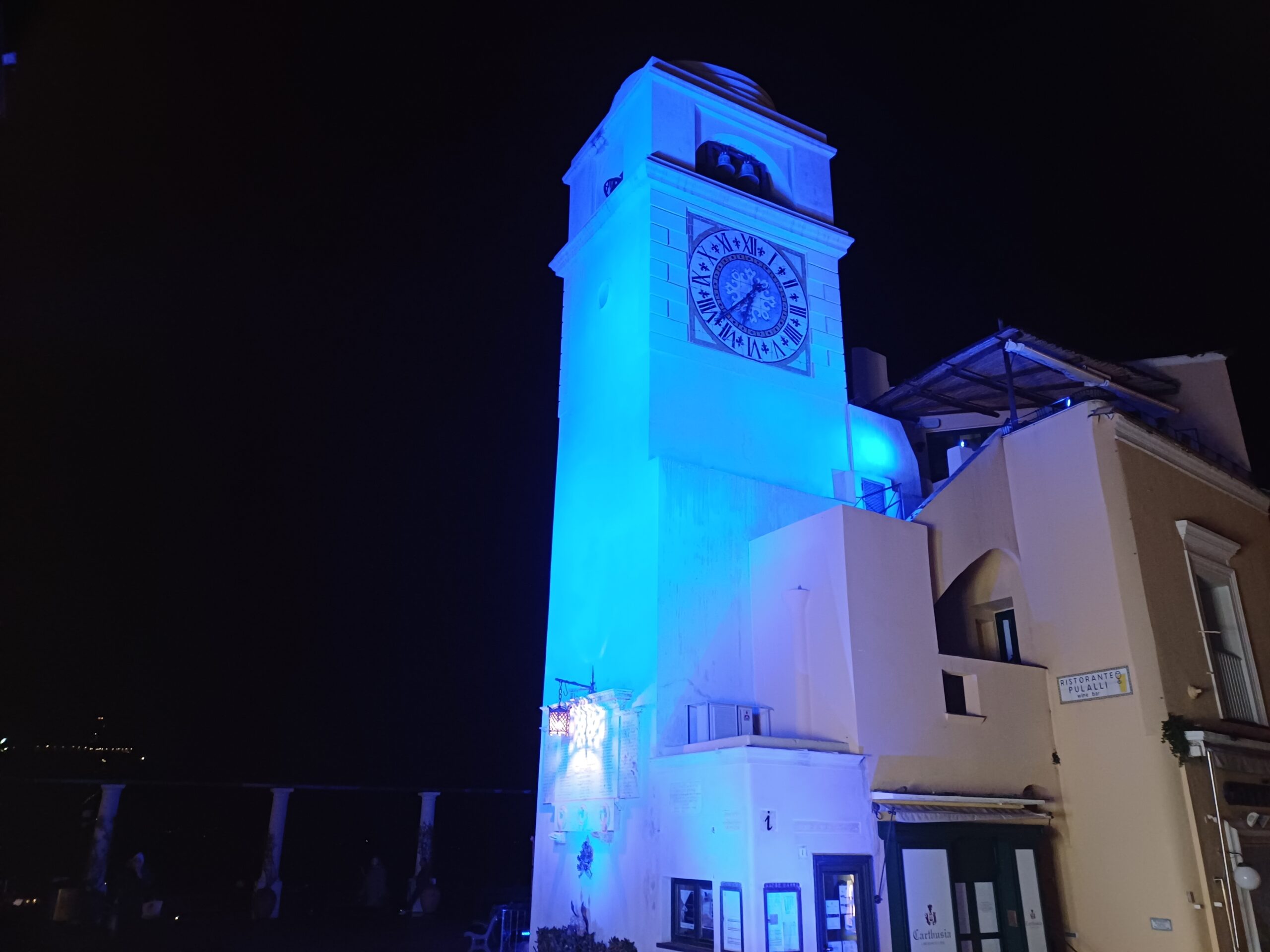 Giornata Mondiale della sindrome di Angelman: il campanile di Capri si illumina di blu (foto e video)