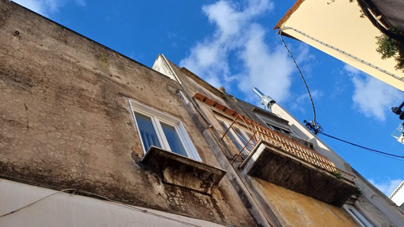 Il Comune intima l’esecuzione di lavori di messa in sicurezza e consolidamento delle facciate di edifici di proprietà della parrocchia di Capri