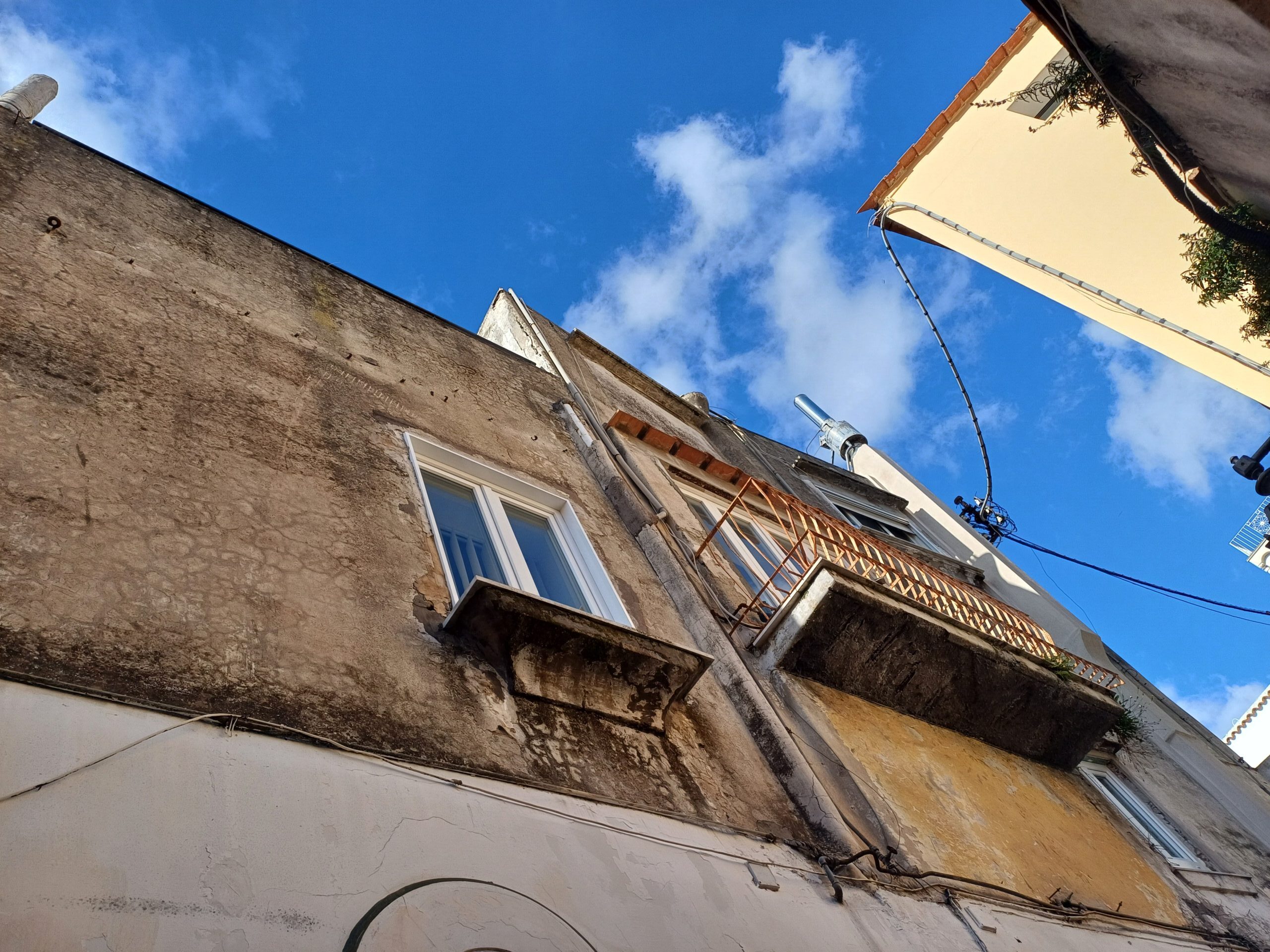 Il Comune intima l’esecuzione di lavori di messa in sicurezza e consolidamento delle facciate di edifici di proprietà della parrocchia di Capri