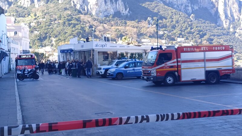 Pezzo di un vecchio traliccio della rete elettrica pericolante a Capri: intervento dei vigili del fuoco (photogallery)