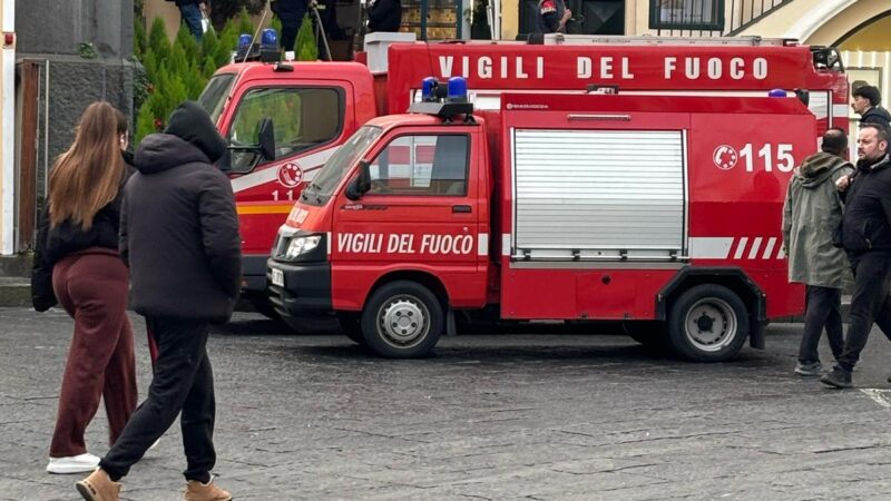 Intervento dei vigili del fuoco e della polizia municipale in un esercizio commerciale nel centro di Capri