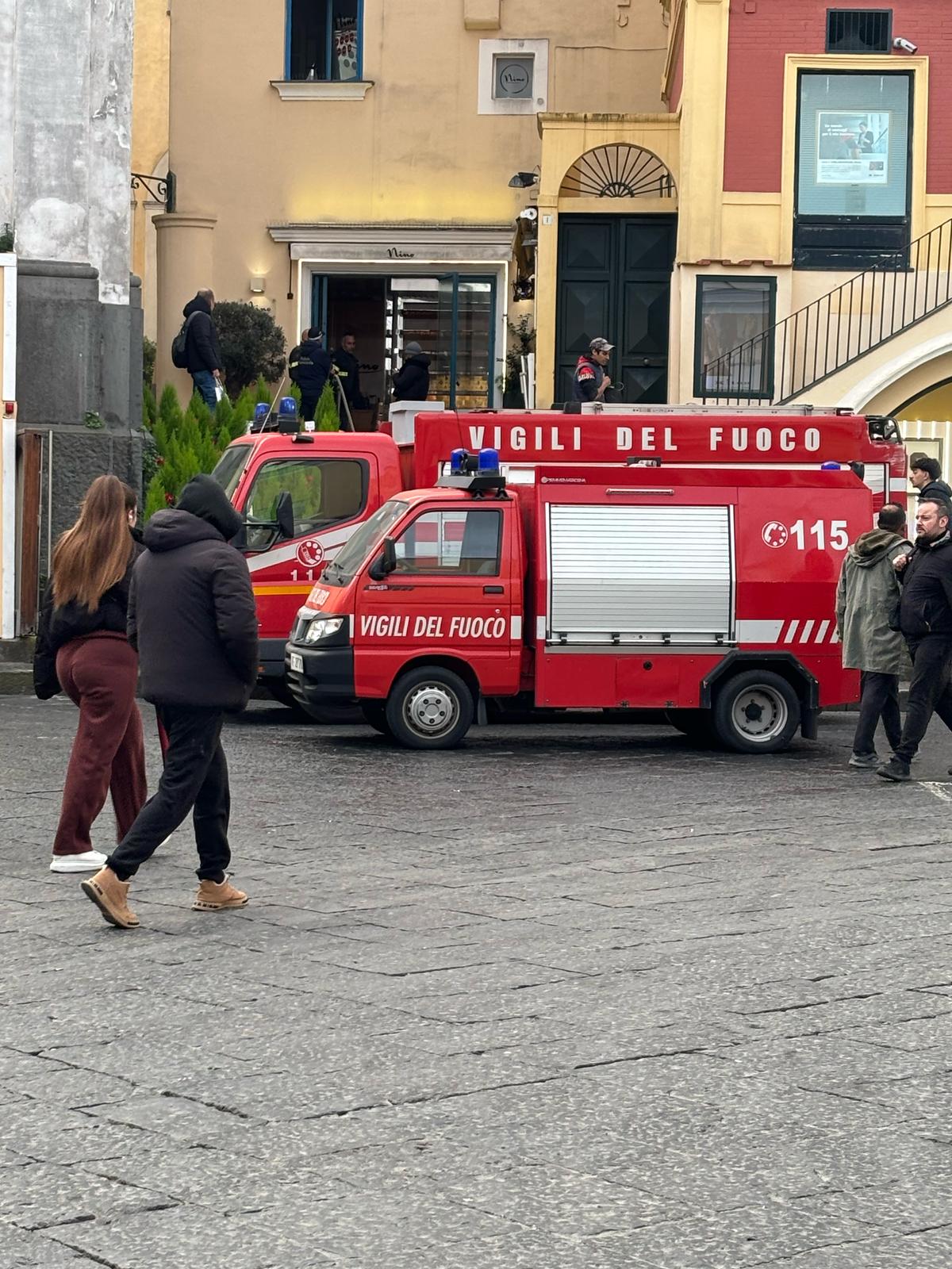 Intervento dei vigili del fuoco e della polizia municipale in un esercizio commerciale nel centro di Capri