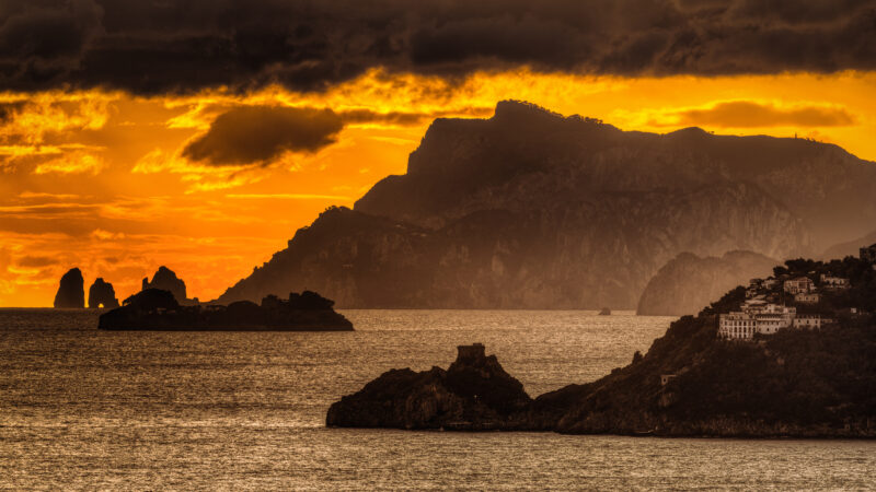 Tramonto su Capri visto da una distanza di 45 km: la straordinaria foto da Capo d’Orso