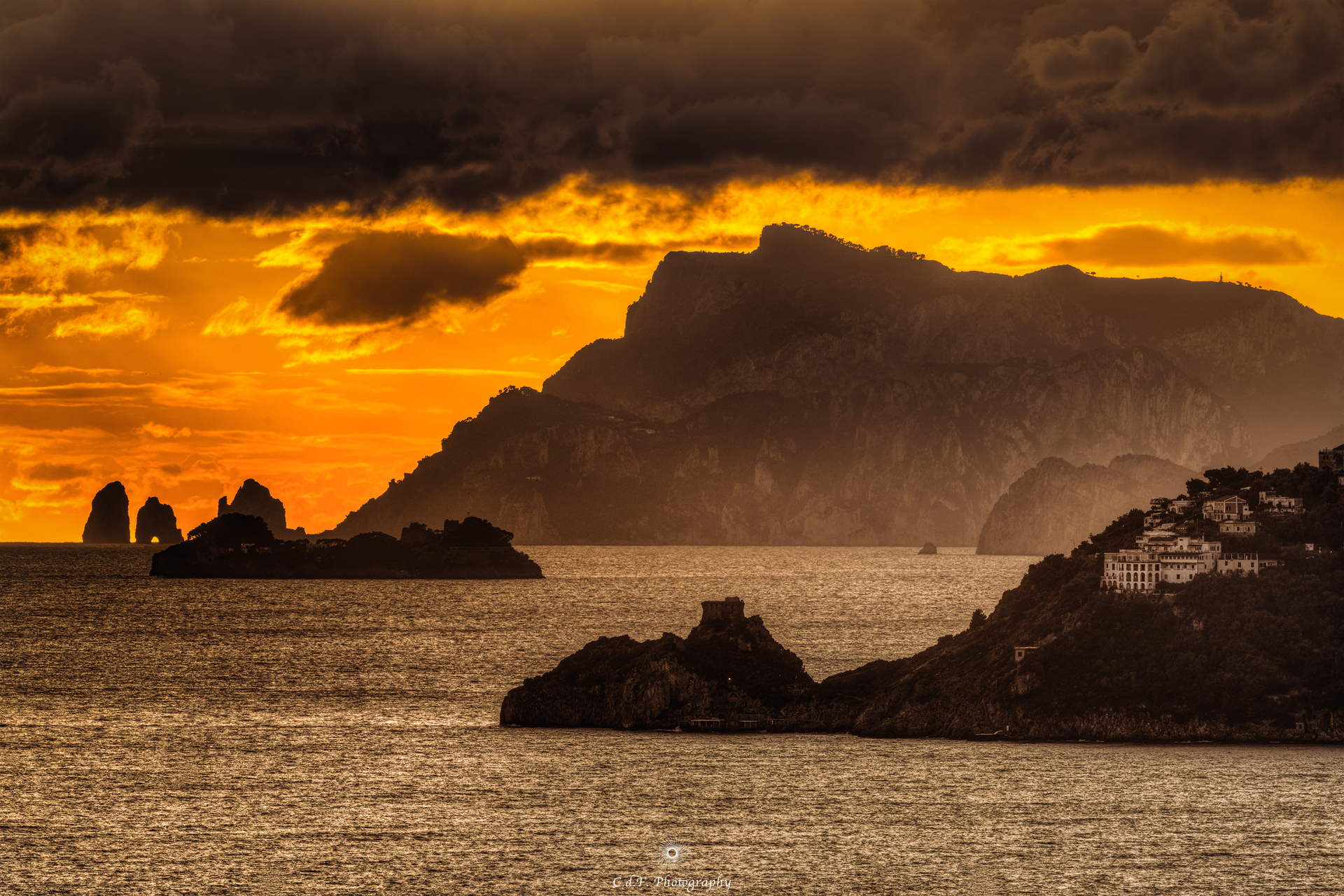 Tramonto su Capri visto da una distanza di 45 km: la straordinaria foto da Capo d’Orso