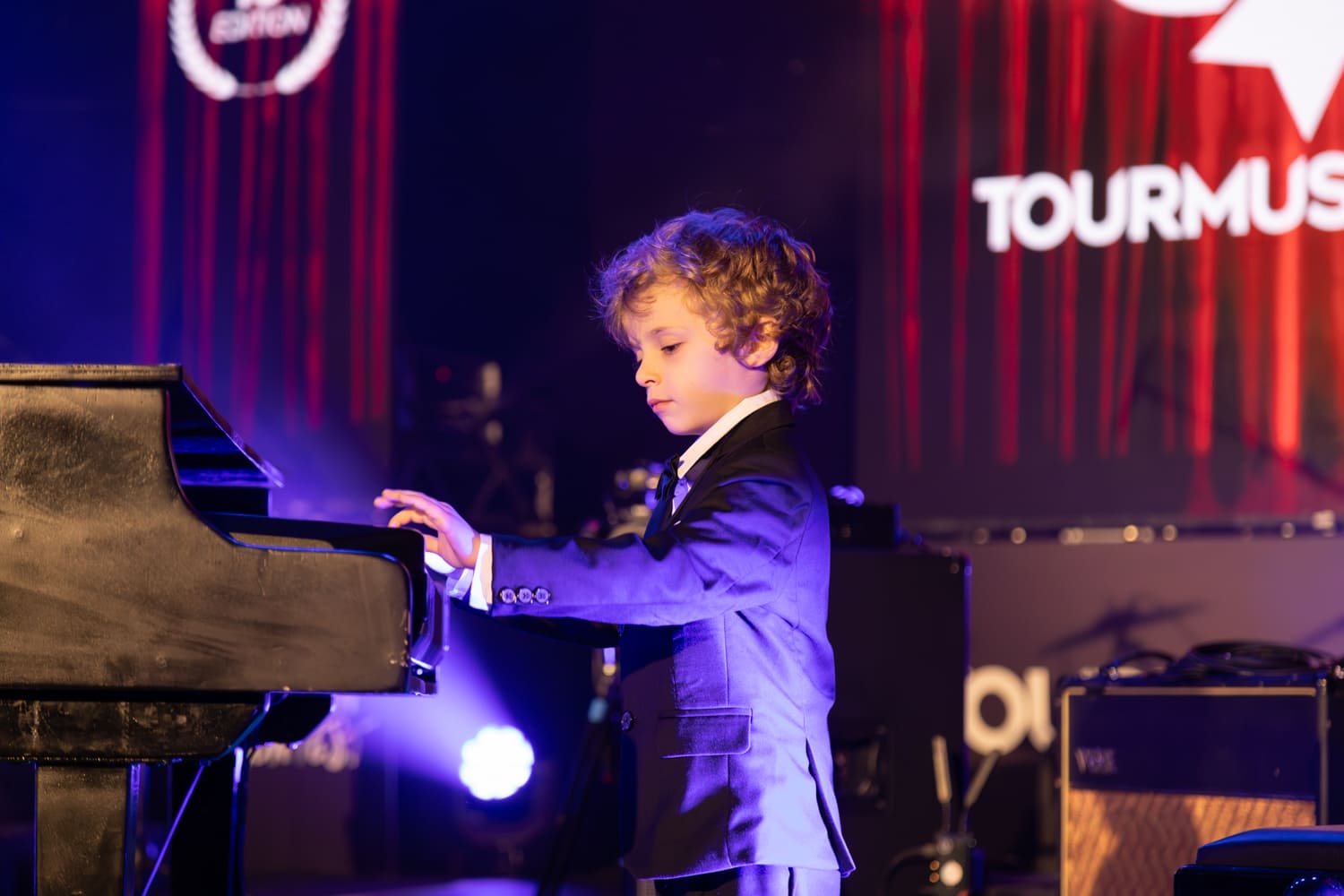 Chi è Alessandro Gervasi, l’enfant prodige dall’orecchio assoluto che interpreta il piccolo Peppino di Capri nel film tv “Champagne”