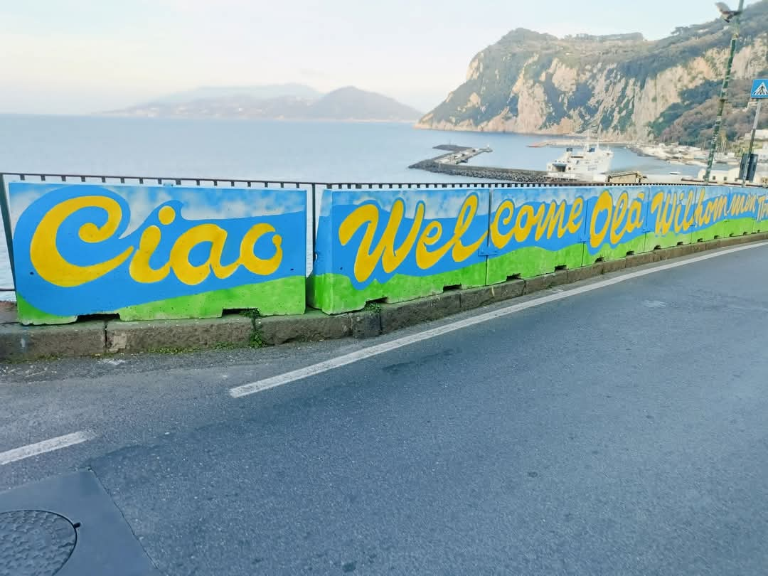 Il benvenuto colorato e multilingue dipinto lungo la barriera di via Marina Grande: simpatica idea dell’amministrazione di Capri