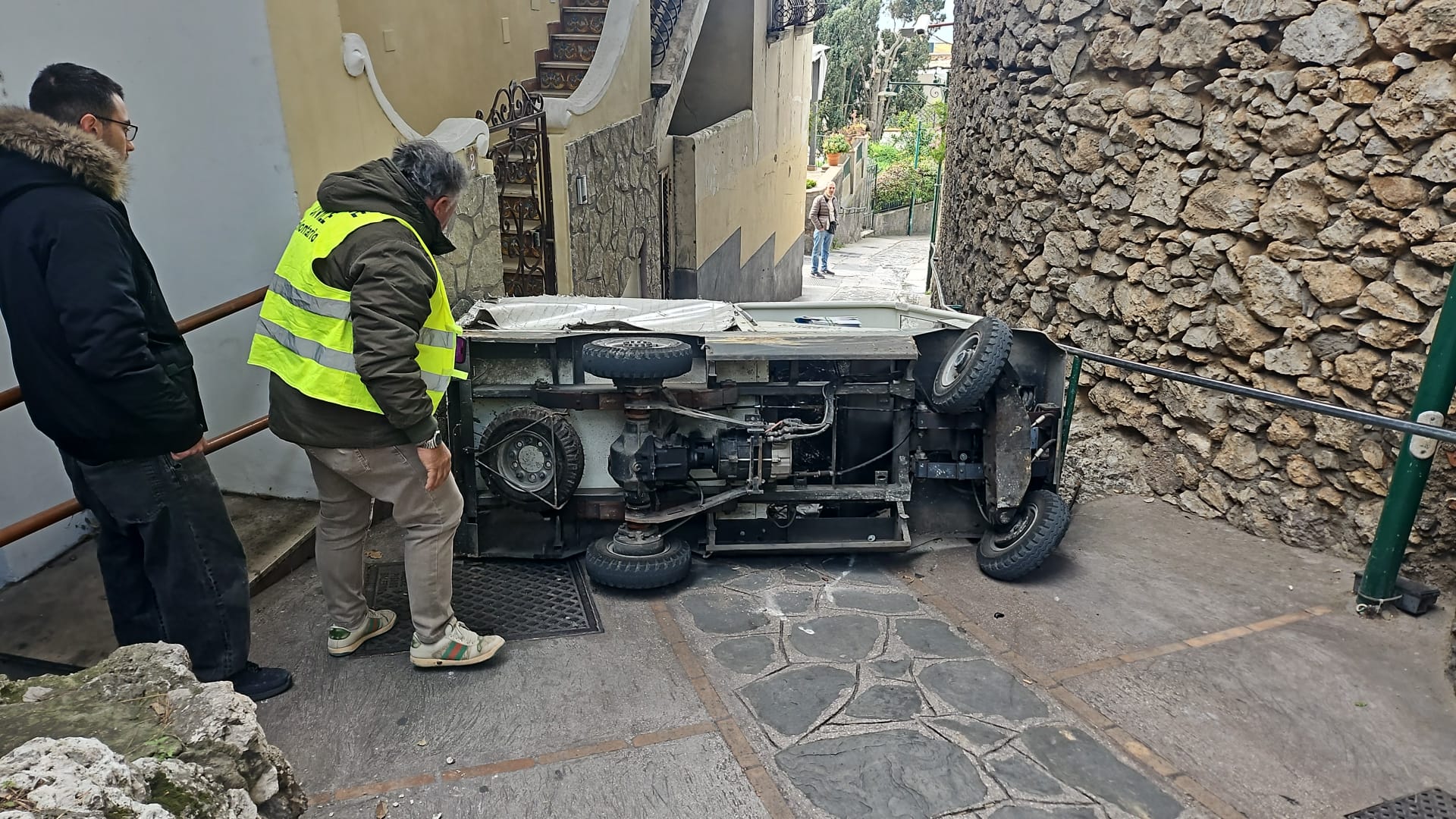 Incidente a Capri: si ribalta carrello elettrico delle Poste