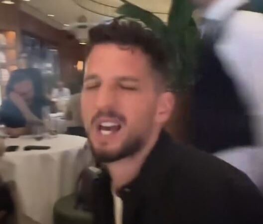 Serata caprese a Istanbul con show di Mertens: il calciatore canta “L’italiano” con Mia D’Alessio e lo staff del ristorante Aurora (video)