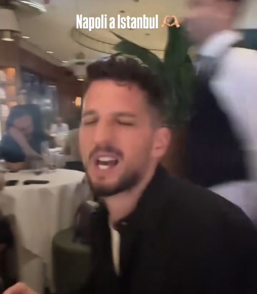 Serata caprese a Istanbul con show di Mertens: il calciatore canta “L’italiano” con Mia D’Alessio e lo staff del ristorante Aurora (video)