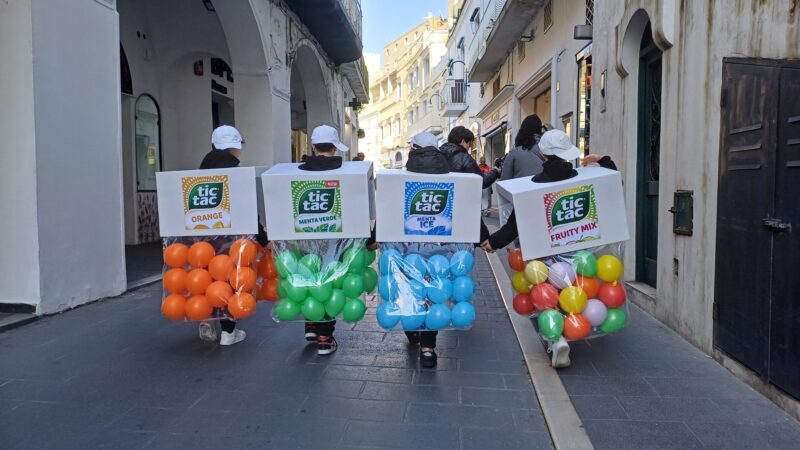 Curiosità di Carnevale: tra le maschere più fotografate a Capri quattro enormi tic tac