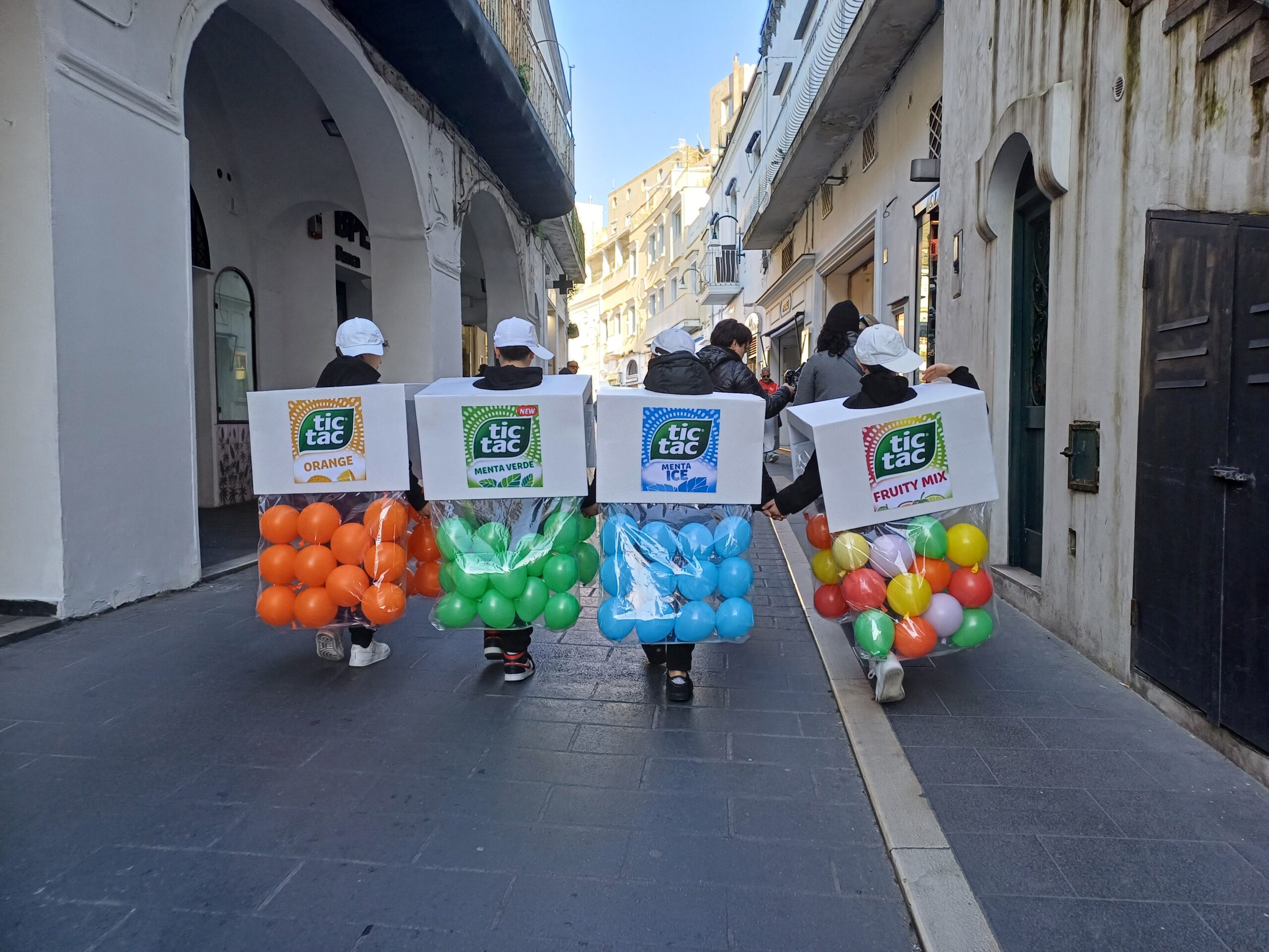 Curiosità di Carnevale: tra le maschere più fotografate a Capri quattro enormi tic tac